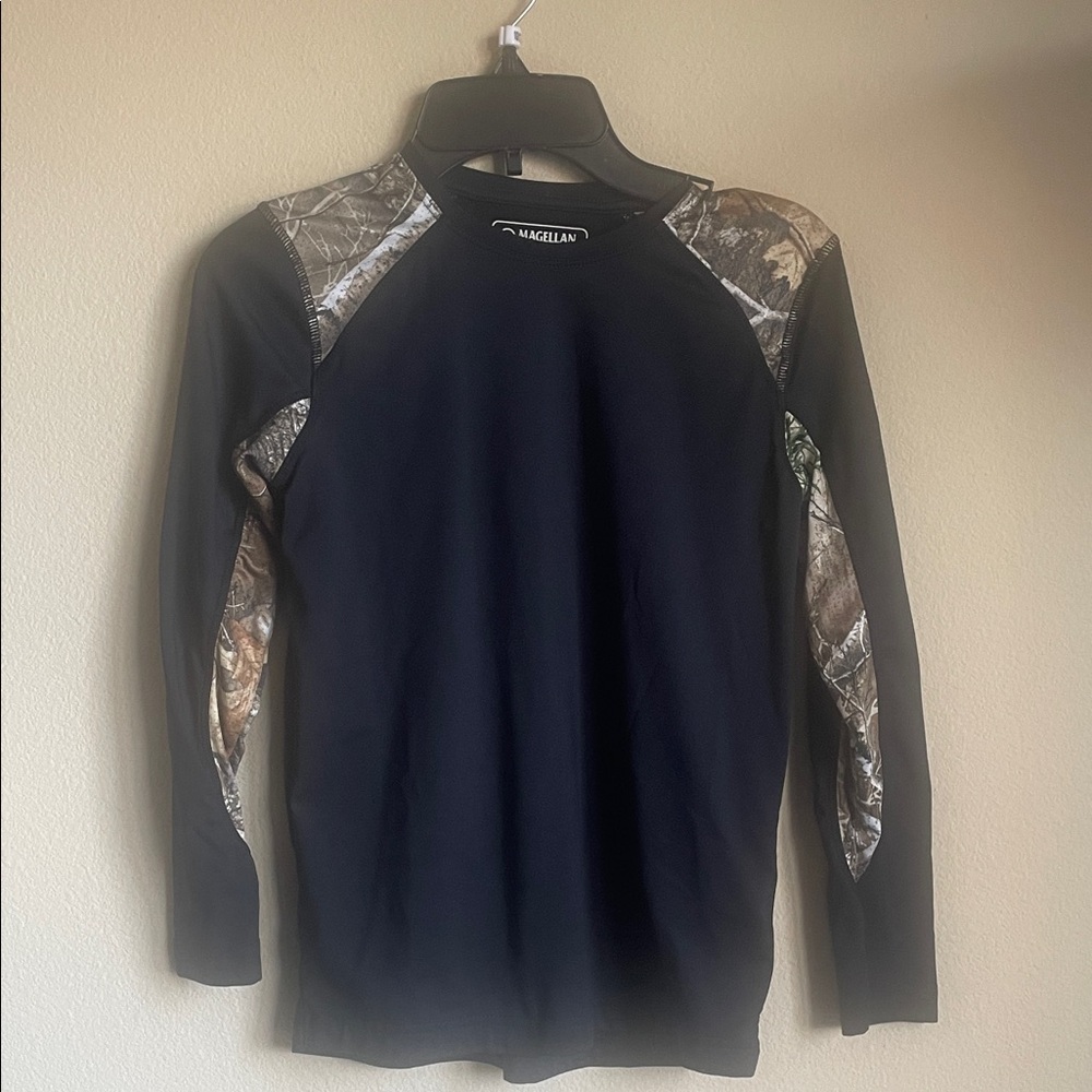 Magellan Outdoors boys youth medium Black and Camo Long Sleeve Tee